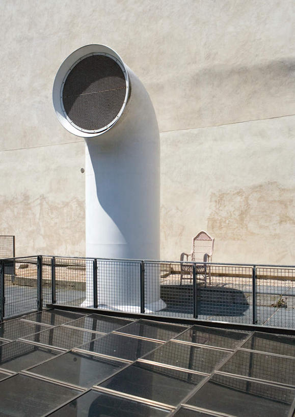 无人,栏杆,竖图,室外,白天,正面,窗户,楼梯,门,阴影,光线,金属,影子,阶梯,围栏,管道,护栏,玻璃窗,台阶,阳光,门框,工业,工程,通风管,导风筒,风管,彩图