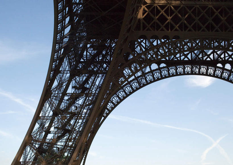 无人,横图,室外,白天,仰视,旅游,度假,标志建筑,地标,建筑,法国,巴黎,欧洲,艾菲尔铁塔,云,云朵,埃菲尔铁塔,云彩,娱乐,建设,蓝色,白云,蓝天,天空,天,享受,休闲,旅游胜地,放松,法兰西,战神广场,彩图,低角度拍摄