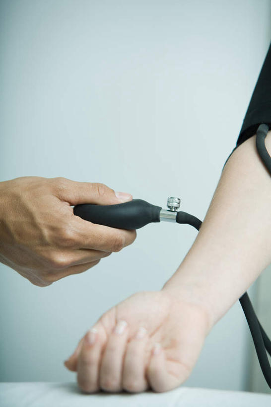 西方人,手,两个人,医生,病人,医院,竖图,室内,特写,白天,正面,工作服,制服,欧洲,欧洲人,弯曲,休闲装,按,医护人员,医疗人员,休闲,手部,手指,休闲服,量血压,血压计,医疗机构,工作制服,男人,男性,年轻男性,年轻女性,女人,女性,白种人,大夫,患者,就医者,半身,彩图,工作套服,病院,诊所