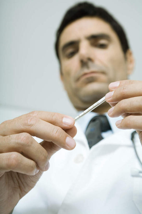 西方人,头发,一个人,医生,站,竖图,室内,白天,仰视,工作服,制服,生活用品,欧洲,欧洲人,仅一个男性,仅一个人,握,医学,测量,器材,温度计,刻度,棕色,拿,拿着,注视,玻璃制品,仅一个年轻男性,体温计,低头,看,站着,医护人员,医疗人员,握着,快速,温度,感冒,医疗,准确,体温,精度,精准,发烧,水银温度计,流感,物理,水银体温计,水银柱,缩口,玻璃体温计,玻璃温度计,医用温度计,工作制服,男人,男性,年轻男性,白种人,大夫,半身,彩图,低角度拍摄,工作套服,短发