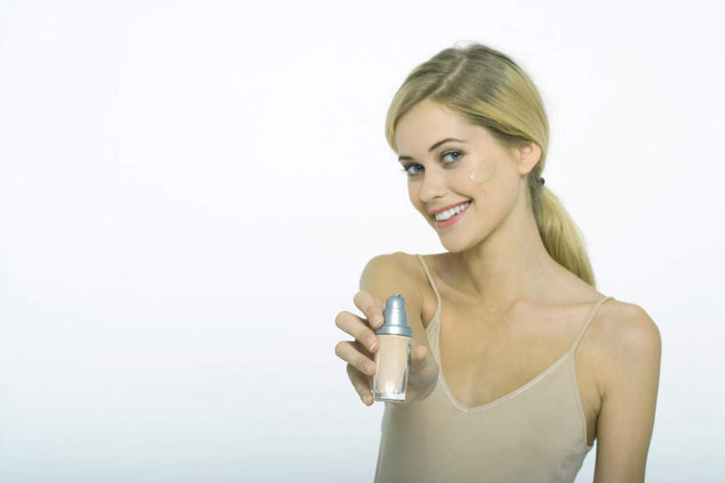 西方人,酒窝,头发,一个人,站,举,笑,微笑,露齿笑,横图,室内,白天,白色背景,正面,化妆,美容,吊带,欧洲,欧洲人,仅一个年轻女性,仅一个女性,仅一个人,护肤,拿,拿着,化妆品,站着,保养,享受,休闲,金色,粉底液,放松,摄影,影棚,粉底,养颜,年轻女性,女人,女性,白种人,长发,半身,彩图,影棚拍摄,拍摄