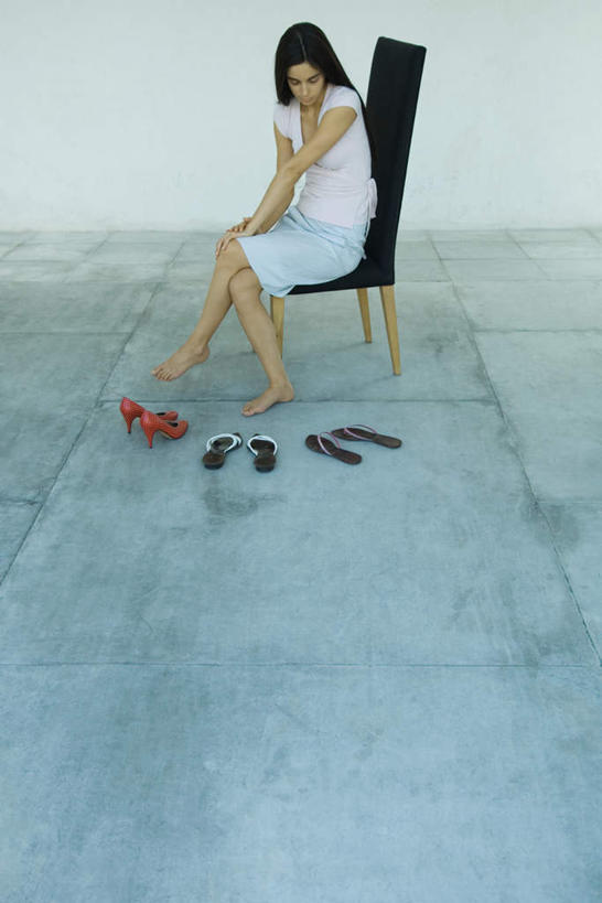 西方人,一个人,坐,竖图,室内,白天,正面,高跟鞋,凉鞋,鞋子,椅子,欧洲,欧洲人,仅一个年轻女性,仅一个女性,仅一个人,木椅,看,挑选,选择,年轻女性,女人,女性,白种人,坐着,彩图,全身,夹趾拖鞋,人字拖,人字拖鞋