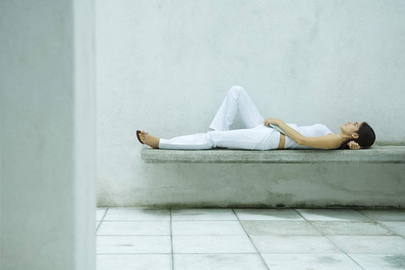 西方人,一个人,躺,横图,室内,白天,正面,椅子,欧洲,欧洲人,仅一个年轻女性,仅一个女性,仅一个人,瓷砖,地砖,长凳,长椅,墙,地面,注视,墙壁,墙面,看,关注,卧着,年轻女性,女人,女性,白种人,抬头,躺着,卧,仰头,彩图,全身