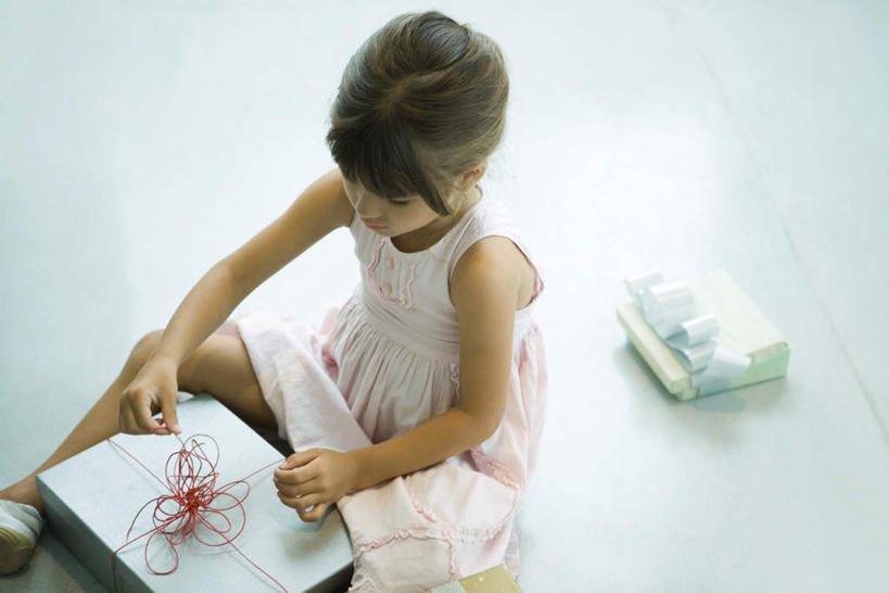 西方人,坐,横图,俯视,室内,白天,纯洁,礼物,欧洲,圣诞节,欧洲人,节日,庆祝,纸盒,文化,盒子,包装盒,礼品盒,低头,看,庆典,可爱,童年,童趣,礼品,纪念,拆,童真,烂漫,无邪,天真,白种人,坐着,半身,彩图,高角度拍摄