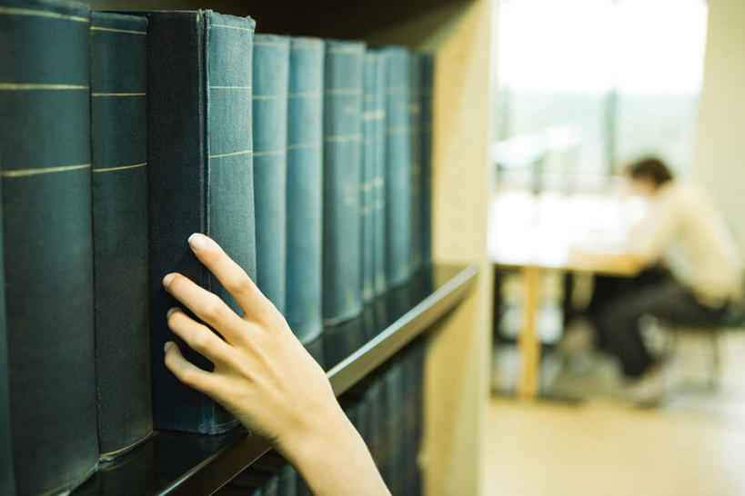 西方人,手,一个人,图书馆,横图,室内,特写,白天,正面,柜子,欧洲,欧洲人,仅一个年轻女性,仅一个女性,仅一个人,朦胧,模糊,材料,档案,文件,资料,手部,挑选,文档,选择,档案柜,浏览室,年轻女性,女人,女性,白种人,半身,彩图,书库,图书库,阅览室