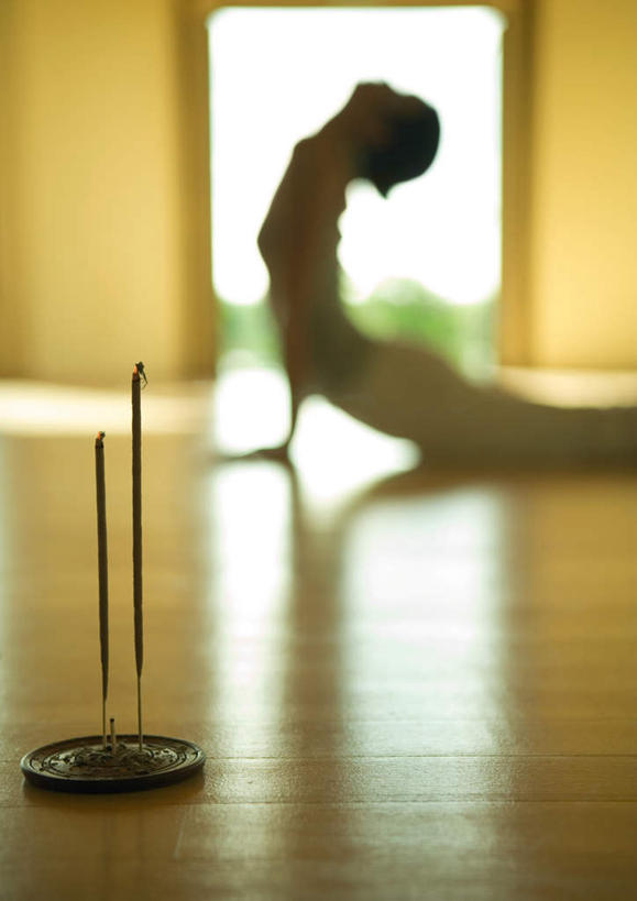 西方人,一个人,闭眼,竖图,室内,白天,侧面,锻炼,瑜伽,运动,地板,门,蜡烛,欧洲,欧洲人,仅一个年轻女性,仅一个女性,仅一个人,撑,阴影,节日,朦胧,模糊,光线,影子,墙,烟雾,地面,燃烧,文化,木地板,墙壁,墙面,佛香,阳光,香火,香烛,门框,趴着,祈祷,健康,许愿,养生,宗教,信仰,烧香,纪念,祈求,撑着,瑜伽服,舞蹈房,瑜伽馆,练功房,平安,体育,年轻女性,女人,女性,白种人,闭眼睛,闭着眼,闭着眼睛,趴,抬头,仰头,半身,彩图,健身