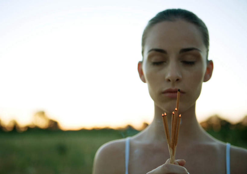 西方人,脸,头,脸颊,一个人,闭眼,横图,室外,特写,白天,正面,锻炼,旅游,度假,瑜伽,运动,美景,蜡烛,欧洲,欧洲人,仅一个年轻女性,仅一个女性,仅一个人,握,节日,朦胧,模糊,景观,烟雾,燃烧,拿,拿着,文化,娱乐,肩膀,佛香,蓝色,蓝天,天空,自然,香火,香烛,天,祈祷,享受,休闲,健康,景色,放松,握着,许愿,养生,宗教,信仰,烧香,晴朗,纪念,祈求,自然风光,万里无云,平安,体育,年轻女性,女人,女性,白种人,头部,脸部,脸蛋,面部,晴空,晴空万里,闭眼睛,闭着眼,闭着眼睛,半身,彩图,健身