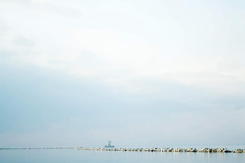 帆船,无人,横图,室外,白天,正面,旅游,度假,湖,湖泊,美景,水,船,阴影,光线,影子,湖面,景观,水流,水面,云,云朵,云彩,娱乐,蓝色,白云,蓝天,天空,阳光,自然,交通工具,湖水,天,享受,休闲,景色,放松,晴朗,自然风光,晴空,彩图