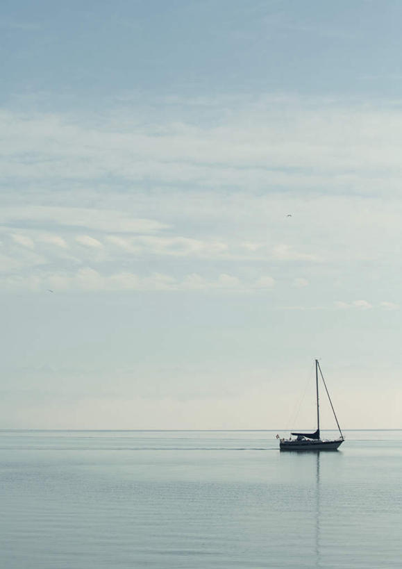 帆船,无人,竖图,室外,白天,正面,旅游,度假,湖,湖泊,美景,水,船,一艘,停靠,湖面,景观,水流,水面,水平线,云,云朵,辽阔,海平线,云彩,娱乐,蓝色,白云,蓝天,天空,自然,交通工具,湖水,天,享受,休闲,广阔,景色,放松,晴朗,一望无际,停泊,自然风光,无边无际,一马平川,晴空,彩图,水天相接,水天一线