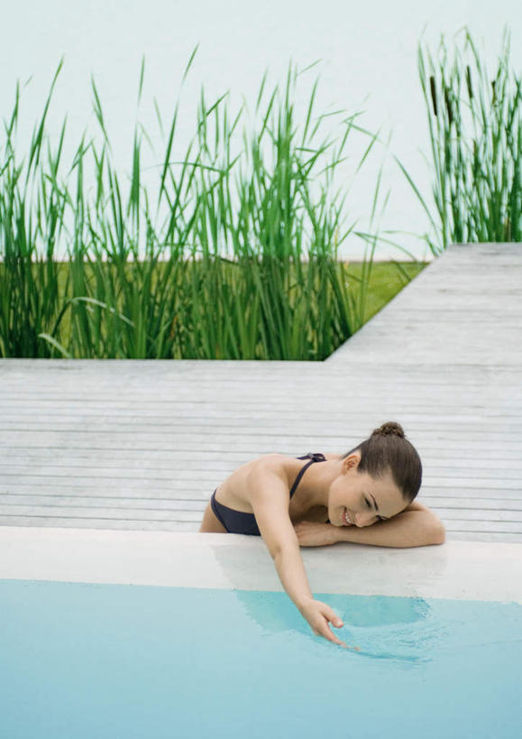 西方人,一个人,游泳池,竖图,俯视,室外,白天,泳装,比基尼,旅游,度假,游戏,草地,草坪,湖,湖泊,水,植物,地板,欧洲,欧洲人,仅一个年轻女性,仅一个女性,仅一个人,湖面,水池,水流,水面,地面,玩,注视,娱乐,泳池,木地板,草,绿色,湖水,观察,看,趴着,享受,休闲,放松,观看,察看,游泳馆,关注,年轻女性,女人,女性,白种人,趴,玩耍,嬉戏,半身,彩图,高角度拍摄,三点式,泳衣