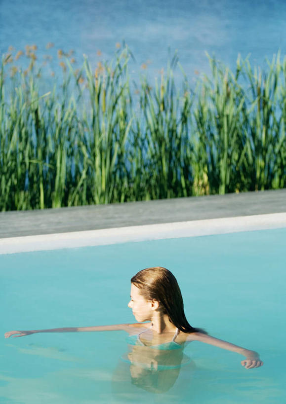 西方人,一个人,游泳池,站,伸展双臂,竖图,俯视,室外,白天,泳装,比基尼,旅游,度假,草地,草坪,水,植物,地板,欧洲,欧洲人,仅一个年轻女性,仅一个女性,仅一个人,朦胧,模糊,水池,水面,地面,注视,娱乐,泳池,木地板,草,绿色,观察,看,站着,享受,休闲,放松,观看,察看,游泳馆,关注,年轻女性,女人,女性,白种人,敞开双臂,伸开双臂,展开双肩,张开手臂,张开双臂,半身,彩图,高角度拍摄,三点式,泳衣