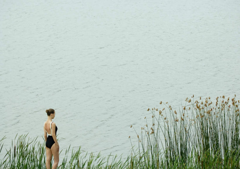 西方人,一个人,站,横图,俯视,室外,白天,泳装,比基尼,旅游,度假,草地,草坪,湖,湖泊,水,植物,地板,欧洲,欧洲人,仅一个年轻女性,仅一个女性,仅一个人,湖面,水流,水面,地面,娱乐,木地板,草,绿色,湖水,站着,享受,休闲,放松,年轻女性,女人,女性,白种人,站立,半身,彩图,高角度拍摄,三点式,泳衣