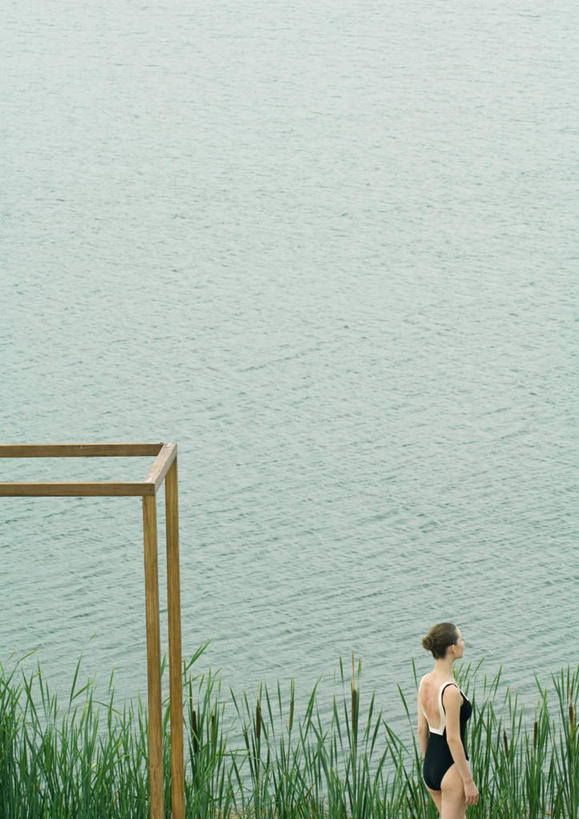 一个人,站,竖图,俯视,室外,白天,泳装,比基尼,旅游,度假,草地,草坪,湖,湖泊,水,植物,地板,椅子,仅一个年轻女性,仅一个女性,仅一个人,方形,木椅,湖面,水流,水面,地面,注视,娱乐,木地板,草,绿色,框架,湖水,观察,看,站着,享受,休闲,放松,观看,察看,关注,年轻女性,女人,女性,站立,半身,彩图,高角度拍摄,三点式,泳衣