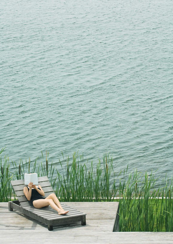 西方人,一个人,躺,竖图,俯视,室外,白天,泳装,比基尼,看书,旅游,度假,阅读,草地,草坪,湖,湖泊,水,植物,地板,书籍,欧洲,欧洲人,仅一个年轻女性,仅一个女性,仅一个人,学习,湖面,水流,水面,地面,娱乐,木地板,草,绿色,书本,湖水,看,享受,休闲,放松,读书,浏览,卧着,年轻女性,女人,女性,白种人,书,图书,躺着,卧,彩图,高角度拍摄,全身,三点式,泳衣