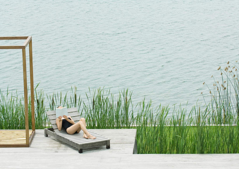 西方人,一个人,躺,横图,俯视,室外,白天,泳装,比基尼,看书,旅游,度假,阅读,草地,草坪,湖,湖泊,水,植物,地板,书籍,椅子,欧洲,欧洲人,仅一个年轻女性,仅一个女性,仅一个人,学习,方形,木椅,湖面,水流,水面,地面,娱乐,木地板,草,绿色,框架,书本,湖水,看,享受,休闲,放松,读书,浏览,卧着,年轻女性,女人,女性,白种人,书,图书,躺着,卧,彩图,高角度拍摄,全身,三点式,泳衣