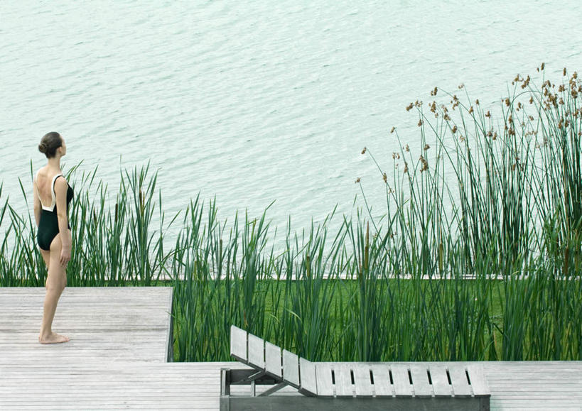 西方人,一个人,站,横图,俯视,室外,白天,泳装,比基尼,旅游,度假,草地,草坪,湖,湖泊,水,植物,地板,椅子,欧洲,欧洲人,仅一个年轻女性,仅一个女性,仅一个人,木椅,湖面,水流,水面,地面,娱乐,木地板,草,绿色,湖水,站着,享受,休闲,放松,年轻女性,女人,女性,白种人,站立,彩图,高角度拍摄,全身,三点式,泳衣