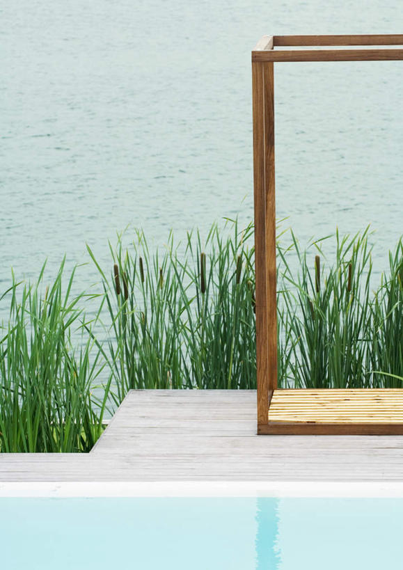 无人,游泳池,竖图,俯视,室外,白天,旅游,度假,草地,草坪,湖,湖泊,美景,水,植物,地板,阴影,光线,方形,影子,湖面,景观,水池,水流,水面,地面,娱乐,泳池,木地板,草,绿色,阳光,自然,框架,湖水,享受,休闲,景色,放松,自然风光,彩图,高角度拍摄