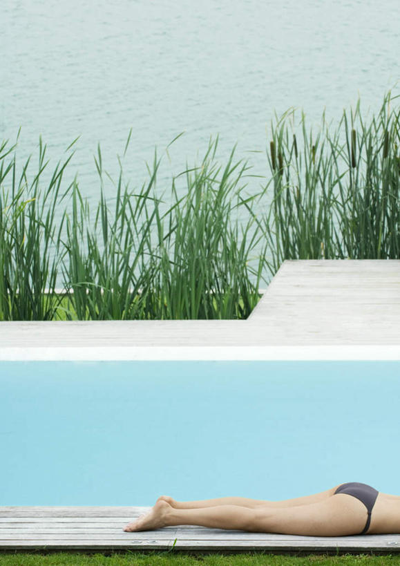 西方人,一个人,游泳池,竖图,俯视,室外,白天,泳装,比基尼,旅游,度假,草地,草坪,水,植物,地板,欧洲,欧洲人,仅一个年轻女性,仅一个女性,仅一个人,水池,水面,地面,娱乐,泳池,木地板,草,绿色,趴着,享受,休闲,放松,游泳馆,年轻女性,女人,女性,白种人,趴,半身,彩图,高角度拍摄,三点式,泳衣