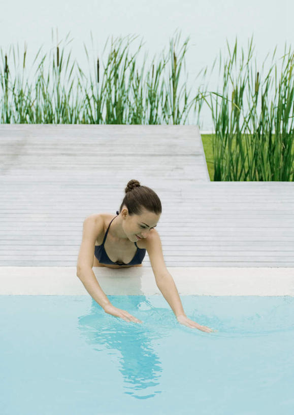 西方人,一个人,游泳池,竖图,俯视,室外,白天,泳装,比基尼,旅游,度假,游戏,草地,草坪,湖,湖泊,水,植物,地板,欧洲,欧洲人,仅一个年轻女性,仅一个女性,仅一个人,阴影,光线,影子,湖面,水池,水流,水面,地面,玩,注视,娱乐,泳池,木地板,草,绿色,阳光,湖水,低头,观察,看,享受,休闲,放松,观看,察看,游泳馆,关注,年轻女性,女人,女性,白种人,玩耍,嬉戏,彩图,高角度拍摄,全身,三点式,泳衣