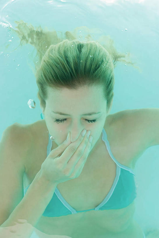 西方人,一个人,游泳池,闭眼,捏,竖图,俯视,室外,特写,白天,泳装,比基尼,旅游,度假,水,欧洲,欧洲人,仅一个年轻女性,仅一个女性,仅一个人,气泡,水池,水面,捏着,娱乐,泳池,泡泡,享受,休闲,放松,潜水,憋气,游泳馆,潜,年轻女性,女人,女性,白种人,闭眼睛,闭着眼,闭着眼睛,半身,彩图,高角度拍摄,三点式,泳衣