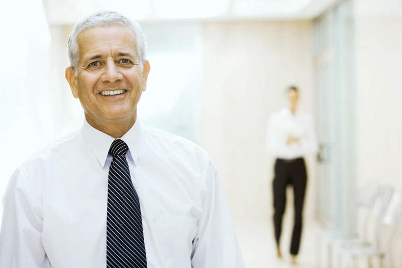 西方人,两个人,商务人士,商务男性,商务女性,站,笑,微笑,露齿笑,横图,室内,白天,正面,衬衫,地板,门,椅子,欧洲,欧洲人,套装,朦胧,模糊,木椅,墙,地面,注视,木地板,墙壁,墙面,门框,观察,看,站着,观看,察看,关注,商务装,工薪阶层,男人,男性,年轻男性,年轻女性,女人,女性,白种人,白领,上班族,站立,半身,彩图,衬衣