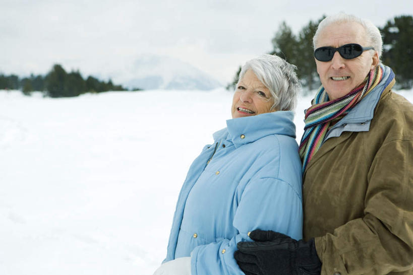 西方人,两个人,夫妻,站,抱,笑,微笑,露齿笑,横图,室外,白天,正面,爱情,雪,植物,大雪,欧洲,欧洲人,眼镜,积雪,雪景,冬天,浪漫,注视,树,树木,绿色,天空,自然,天,观察,回头,看,靠,站着,转头,恩爱,恋人,生长,成长,抱着,观看,察看,搂着,关注,一幅,老年男性,老年女性,男人,男性,女人,女性,白种人,情侣,搂,站立,半身,彩图,伴侣