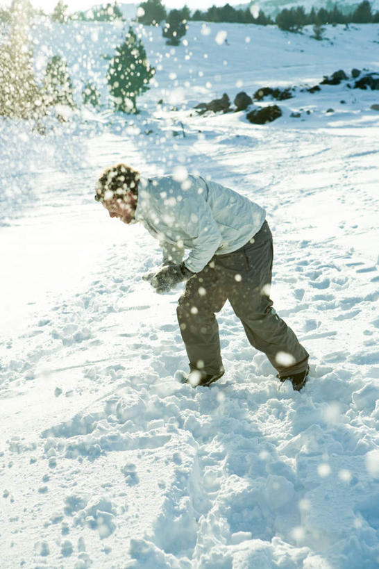 西方人,一个人,站,投,竖图,俯视,室内,白天,雪,植物,大雪,欧洲,欧洲人,仅一个男性,仅一个人,阴影,服装,光线,影子,积雪,雪景,冬天,注视,树,树木,仅一个年轻男性,衣服,蓝色,绿色,蓝天,天空,阳光,自然,天,观察,看,弯,站着,温暖,服饰,生长,成长,观看,羽绒服,保暖,察看,御寒,关注,冬装,男人,男性,年轻男性,白种人,抛,扔,撒,站立,掷,彩图,高角度拍摄,全身