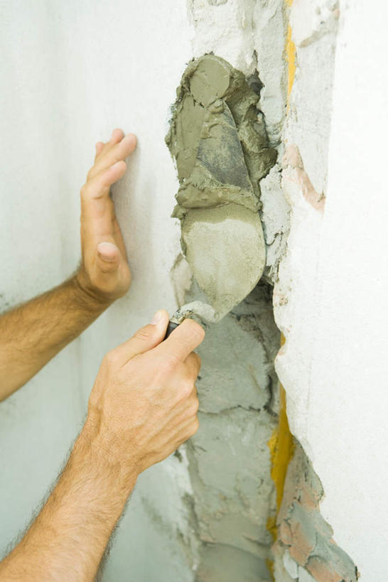 西方人,手,一个人,站,竖图,室内,特写,白天,仰视,欧洲,欧洲人,双手,仅一个男性,仅一个人,铲子,墙,拿,铲,拿着,注视,水管,水泥,墙壁,墙面,仅一个年轻男性,按,观察,看,站着,手部,观看,察看,关注,男人,男性,年轻男性,白种人,站立,半身,彩图,低角度拍摄