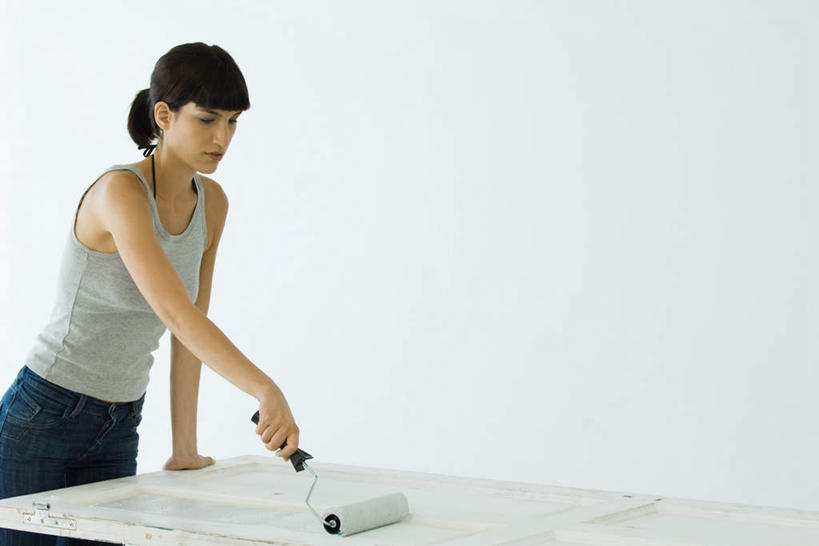 西方人,一个人,站,蹲,横图,室内,白天,正面,门,装修,欧洲,欧洲人,仅一个年轻女性,仅一个女性,仅一个人,一把,撑,服装,墙,拿,刷,拿着,注视,休闲装,装潢,墙壁,墙面,衣服,粉刷,刷子,门框,低头,观察,看,站着,休闲,休闲服,服饰,观看,油漆,涂料,察看,撑着,关注,年轻女性,女人,女性,白种人,蹲着,站立,半身,彩图