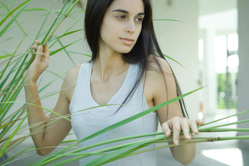 西方人,一个人,站,笑,微笑,露齿笑,横图,室外,白天,正面,植物,窗户,门,芦苇,竹子,叶子,欧洲,欧洲人,仅一个年轻女性,仅一个女性,仅一个人,阴影,服装,光线,瓷砖,地砖,影子,墙,粽叶,绿叶,地面,注视,休闲装,玻璃窗,墙壁,墙面,衣服,阳光,门框,观察,看,站着,转头,休闲,休闲服,嫩叶,服饰,观看,察看,关注,箬叶,芦苇叶,碰,年轻女性,女人,女性,白种人,叶,叶片,站立,半身,彩图