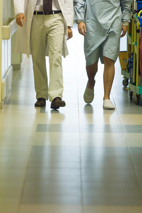 西方人,两个人,伙伴,朋友,医生,病人,医院,站,走,竖图,室内,白天,正面,工作服,制服,友谊,合作,团队,地板,欧洲,欧洲人,阴影,服装,反射,影子,墙,地面,木地板,墙壁,墙面,衣服,站着,医护人员,医疗人员,战略,服饰,衣着,穿着,医疗机构,联合,合谋,工作制服,衣饰,配合,协作,男人,男性,年轻男性,年轻女性,女人,女性,白种人,大夫,患者,就医者,步行,散步,站立,走路,半身,彩图,工作套服,病院,诊所