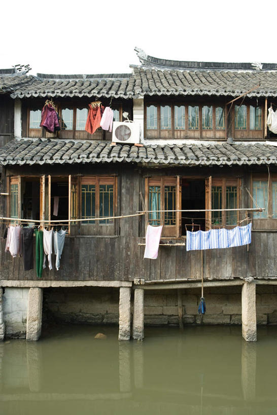 无人,竖图,室外,白天,正面,旅游,度假,河流,水,窗户,建筑,广州,中国,亚洲,许多,吊挂,悬挂,阴影,波纹,服装,光线,影子,河水,水流,涟漪,挂,娱乐,建设,玻璃窗,衣服,倒影,水纹,天空,波浪,天,享受,休闲,放松,晒,服饰,倒映,挂着,衣着,穿着,东亚,广东,广东省,中华人民共和国,华南地区,省会,水晕,广州市,粤,衣饰,反照,彩图