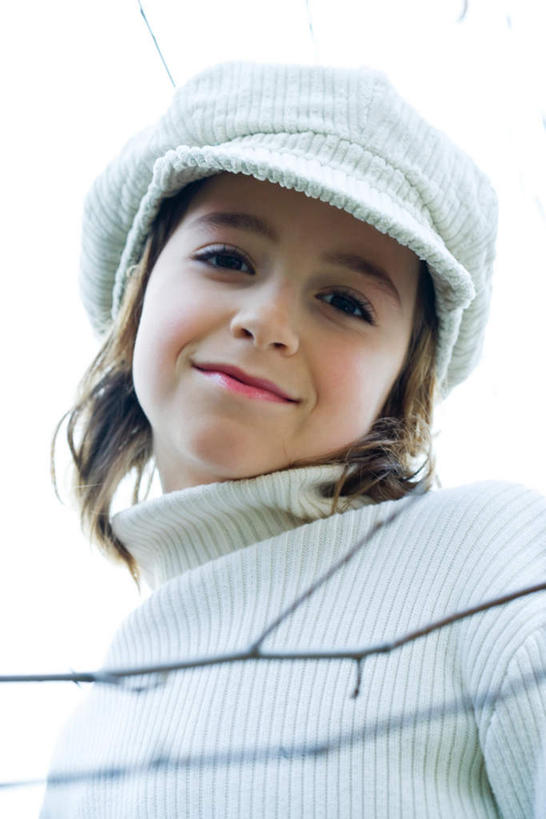 西方人,儿童,脸,头,脸颊,一个人,笑,微笑,竖图,室外,特写,白天,仰视,毛衣,纯洁,植物,帽子,欧洲,欧洲人,仅一个女性,仅一个人,服装,枝干,休闲装,肩膀,树,树干,树木,一个,小孩,衣服,绿色,自然,仅一个小孩,休闲,休闲服,可爱,童年,童趣,服饰,生长,单个,成长,童真,烂漫,无邪,天真,女孩,女人,女性,白种人,孩子,头部,脸部,脸蛋,面部,半身,彩图,低角度拍摄,绒衣,套衫,套头毛衣,线衣,女生