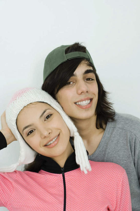 西方人,两个人,夫妻,站,笑,摸,微笑,露齿笑,竖图,室内,白天,白色背景,正面,爱情,帽子,欧洲,欧洲人,抚摸,浪漫,注视,衣服,看,靠,站着,恩爱,抬手,运动衫,恋人,摄影,影棚,男人,男性,年轻男性,年轻女性,女人,女性,白种人,情侣,触摸,接触,站立,半身,彩图,影棚拍摄,拍摄,伴侣