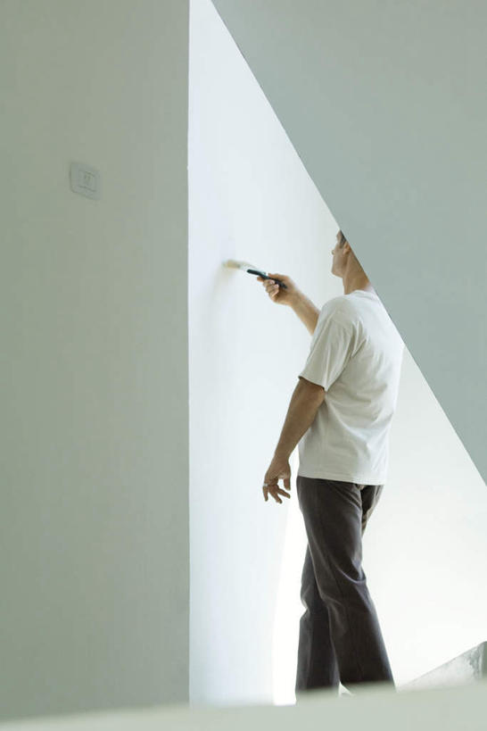 西方人,一个人,站,竖图,室内,白天,楼梯,装修,欧洲,欧洲人,仅一个男性,仅一个人,阶梯,墙,拿,刷,拿着,装潢,开关,墙壁,墙面,台阶,仅一个年轻男性,背面,粉刷,刷子,站着,男人,男性,年轻男性,白种人,站立,半身,彩图