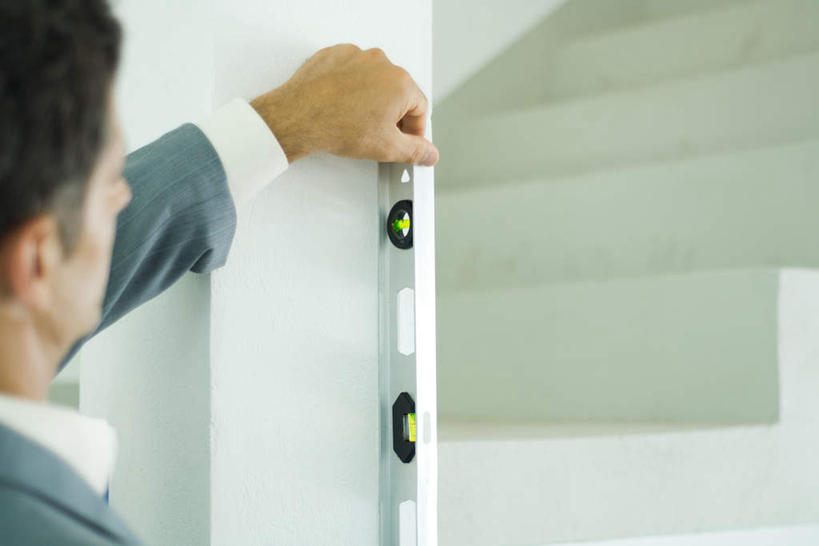 西方人,一个人,商务人士,商务男性,站,横图,室内,白天,正面,衬衫,楼梯,装修,建筑,欧洲,欧洲人,仅一个男性,仅一个人,仅一个中年男性,套装,朦胧,模糊,测量,刻度,阶梯,墙,拿,拿着,墙壁,墙面,台阶,尺,按,站着,垂直,测量工具,水平仪,水平,尺子,商务装,工薪阶层,水平尺,水准仪,量具,量仪,水平仪器,男人,男性,中年男性,白种人,白领,上班族,半身,彩图,衬衣