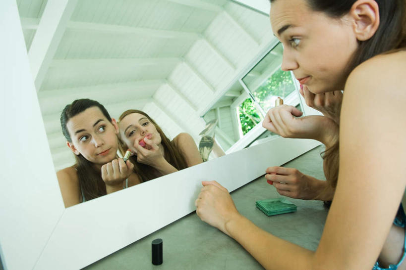 西方人,两个人,伙伴,朋友,笑,微笑,横图,室内,白天,正面,化妆,美容,友谊,树林,植物,窗户,镜子,欧洲,欧洲人,护肤,拿,拿着,涂抹,注视,玻璃窗,树,树木,绿色,自然,口红,嘟嘴,看,趴着,保养,享受,休闲,撅嘴,放松,生长,成长,化妆台,镜像,镜面,化妆间,养颜,友情,年轻女性,女人,女性,白种人,趴,半身,彩图