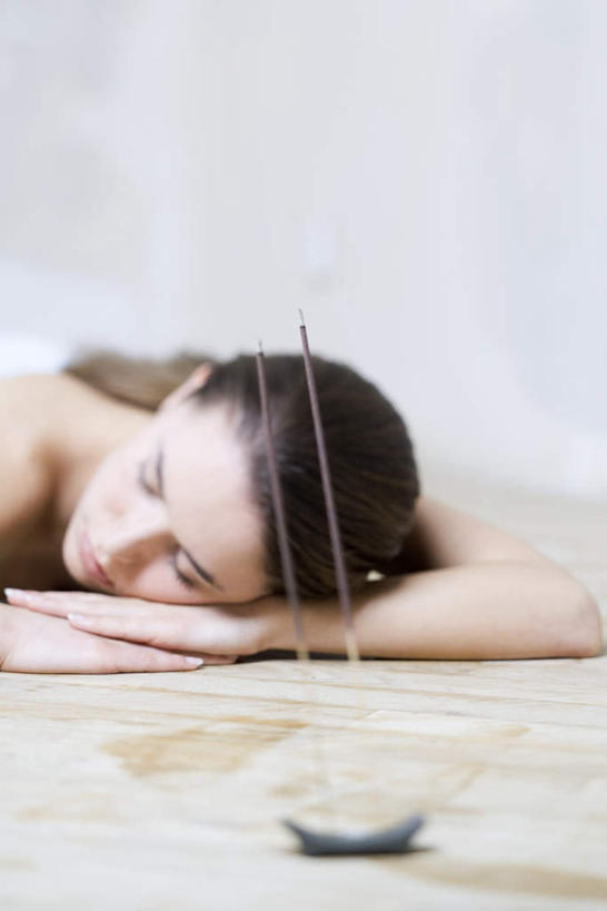 西方人,一个人,闭眼,竖图,室内,白天,白色背景,正面,锻炼,瑜伽,运动,地板,蜡烛,欧洲,欧洲人,仅一个年轻女性,仅一个女性,仅一个人,两根,节日,烟雾,地面,燃烧,文化,木地板,佛香,香火,香烛,趴着,祈祷,健康,许愿,养生,摄影,宗教,信仰,影棚,烧香,纪念,祈求,平安,体育,年轻女性,女人,女性,白种人,闭眼睛,闭着眼,闭着眼睛,趴,半身,彩图,影棚拍摄,健身,拍摄