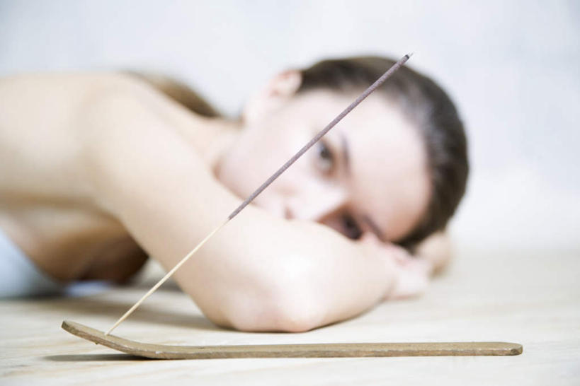 西方人,一个人,横图,室内,白天,白色背景,正面,锻炼,瑜伽,运动,蜡烛,欧洲,欧洲人,仅一个年轻女性,仅一个女性,仅一个人,节日,木条,木头,烟雾,燃烧,注视,文化,佛香,香火,香烛,观察,看,趴着,祈祷,健康,许愿,养生,摄影,宗教,信仰,影棚,烧香,观看,纪念,祈求,察看,关注,平安,体育,年轻女性,女人,女性,白种人,趴,半身,彩图,影棚拍摄,健身,拍摄