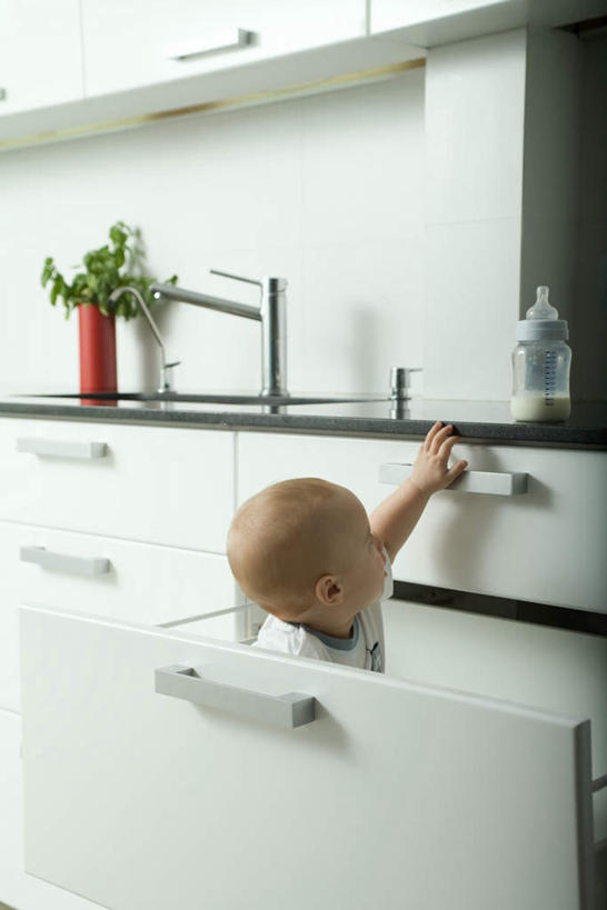 西方人,婴儿,儿童,一个人,坐,竖图,室内,特写,白天,侧面,纯洁,植物,柜子,抽屉,欧洲,欧洲人,仅一个男性,仅一个人,朦胧,模糊,奶瓶,水龙头,墙,注视,墙壁,墙面,玻璃制品,小孩,绿色,自然,玻璃瓶,瓶子,橱柜,看,转头,仅一个小孩,可爱,伸手,活泼,关注,宝宝,纯真,烂漫,无邪,伶俐,天真,男孩,男人,男性,白种人,孩子,抬头,仰头,坐着,半身,彩图,男生