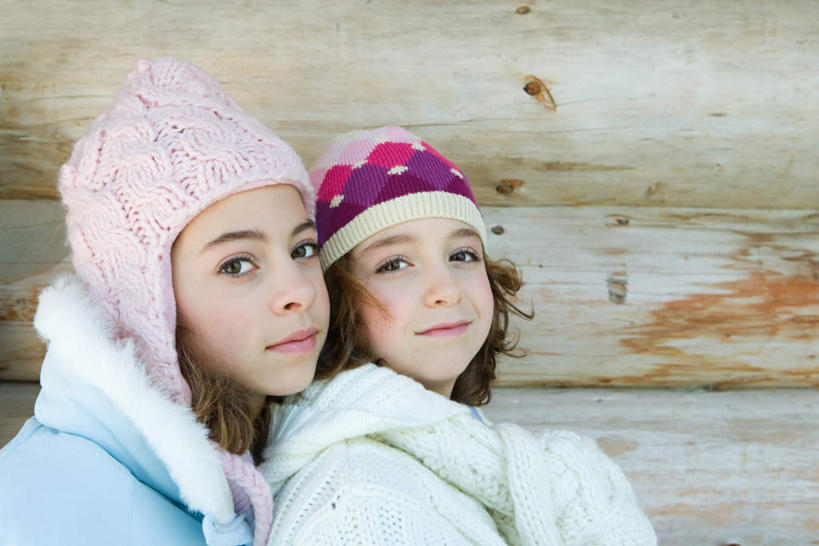 西方人,儿童,两个人,家庭,姐妹,伙伴,朋友,坐,抱,笑,微笑,露齿笑,横图,室外,特写,白天,侧面,游戏,友谊,纯洁,帽子,欧洲,欧洲人,阴影,光线,木板,影子,木板墙,墙,雪地,冬季,冬天,注视,墙壁,墙面,小孩,阳光,围巾,温暖,温馨,一家人,可爱,童年,童趣,抱着,羽绒服,和睦,绒线帽,搂着,关注,种族,童真,烂漫,无邪,冬装,天真,友情,年轻女性,女孩,女人,女性,白种人,孩子,怀抱,搂,搂抱,玩耍,嬉戏,相抱,拥抱,坐着,半身,彩图,融洽,女生