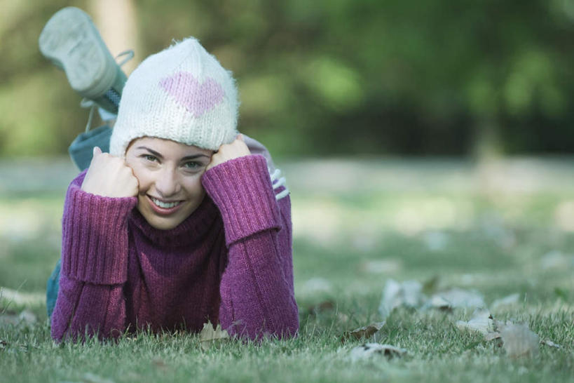 西方人,头发,一个人,笑,微笑,横图,室外,白天,正面,毛衣,草地,草坪,树林,植物,帽子,叶子,欧洲,欧洲人,仅一个年轻女性,仅一个女性,仅一个人,庭院,冬季,冬天,落叶,草,树,树木,蓝色,绿色,蓝天,天空,自然,天,趴着,生长,成长,撑着,绒线帽,种族,年轻女性,女人,女性,白种人,长发,卷发,叶,叶片,趴,半身,彩图,绒衣,套衫,套头毛衣,线衣