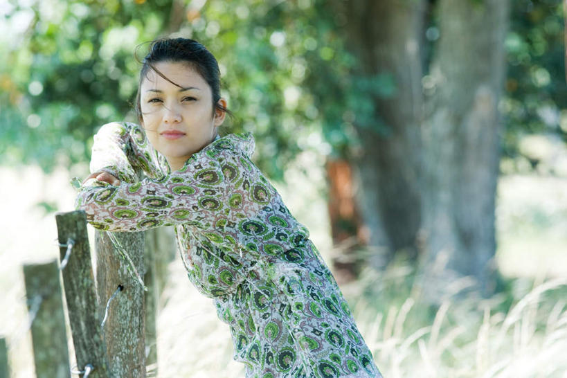 东方人,头发,一个人,栏杆,笑,微笑,横图,室外,白天,草地,草坪,树林,植物,亚洲,仅一个年轻女性,仅一个女性,仅一个人,弯腰,阴影,光线,影子,栅栏,篱笆,围栏,注视,黄种人,护栏,草,树,树木,绿色,阳光,自然,看,靠,靠着,生长,晴朗,成长,种族,年轻女性,女人,女性,亚洲人,抬头,仰头,半身,彩图