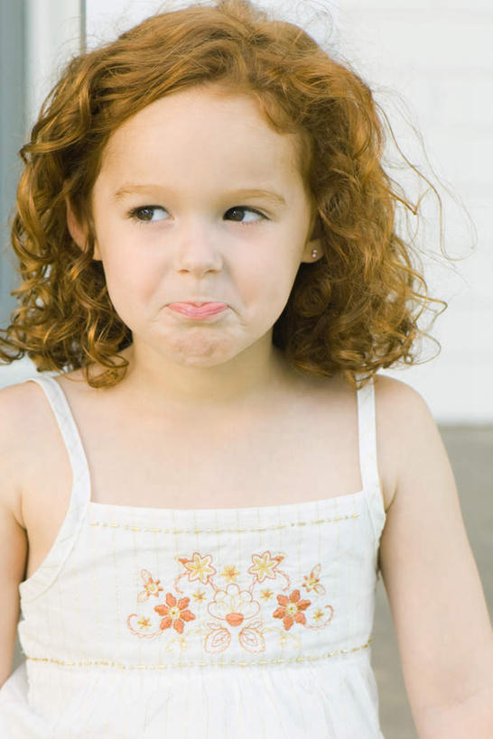 儿童,嘴,一个人,家,竖图,室外,白天,正面,裙子,纯洁,窗户,仅一个女性,仅一个人,连衣裙,房屋,屋子,夏季,注视,楼房,玻璃窗,住宅,小孩,绿色,夏天,嘟嘴,看,仅一个小孩,撅嘴,可爱,童年,童趣,斜视,半身裙,吊带裙,童真,烂漫,无邪,天真,女孩,女人,女性,孩子,嘴巴,嘴唇,半身,彩图,房子,女生