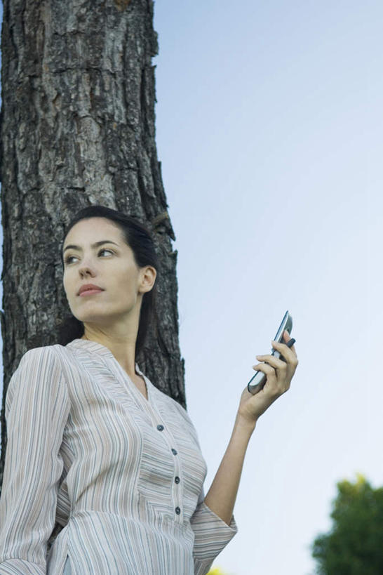 西方人,手,头发,一个人,笑,打电话,微笑,露齿笑,竖图,室外,白天,仰视,衬衫,树林,植物,电话,手机,欧洲,欧洲人,仅一个年轻女性,仅一个女性,仅一个人,握,拿,拿着,注视,通讯设备,树,树木,蓝色,蓝天,天空,自然,天,看,手部,握着,生长,晴朗,成长,关注,种族,万里无云,交流,年轻女性,女人,女性,白种人,长发,卷发,晴空,晴空万里,沟通,抬头,通话,仰头,半身,彩图,低角度拍摄,衬衣