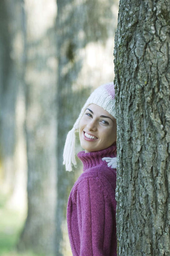 东方人,头发,一个人,笑,微笑,露齿笑,竖图,室外,白天,侧面,毛衣,树林,植物,帽子,亚洲,仅一个年轻女性,仅一个女性,仅一个人,阴影,光线,影子,依靠,注视,黄种人,树,树干,树木,绿色,阳光,自然,看,靠,靠着,倚靠,遮,生长,晴朗,成长,绒线帽,遮挡,种族,遮盖,遮蔽,年轻女性,女人,女性,亚洲人,抬头,仰头,半身,彩图,绒衣,套衫,套头毛衣,线衣