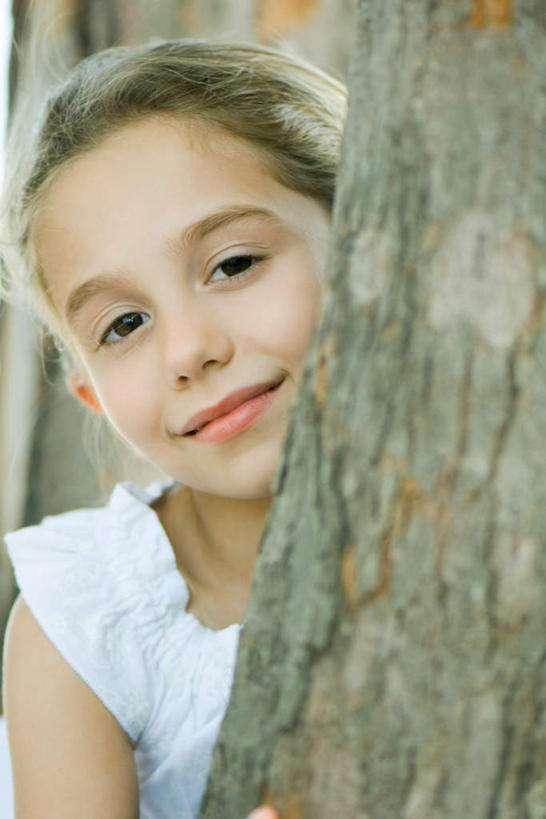 东方人,儿童,一个人,笑,微笑,竖图,室外,白天,侧面,裙子,纯洁,树林,植物,亚洲,仅一个女性,仅一个人,阴影,连衣裙,光线,影子,依靠,注视,黄种人,树,树干,树木,小孩,衣服,绿色,阳光,自然,看,靠,靠着,倚靠,仅一个小孩,可爱,童年,童趣,遮,生长,晴朗,成长,半身裙,吊带裙,遮挡,种族,童真,烂漫,无邪,遮盖,遮蔽,天真,女孩,女人,女性,亚洲人,孩子,抬头,仰头,半身,彩图,女生