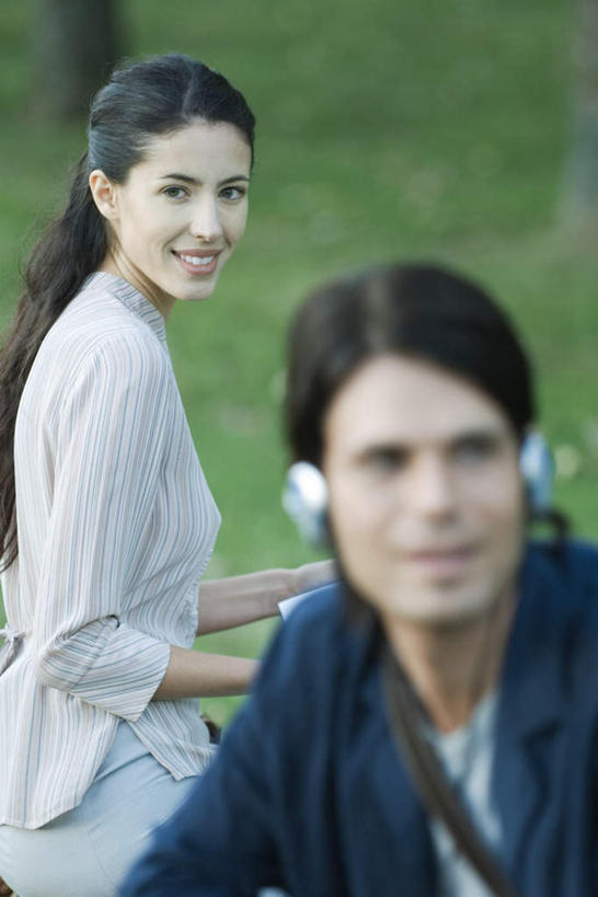 西方人,两个人,商务人士,商务女性,坐,笑,微笑,露齿笑,竖图,室外,白天,正面,爱情,快乐,满意,草地,草坪,植物,报纸,椅子,欧洲,欧洲人,眺望,套装,板凳,长凳,凳子,木椅,音响,音乐,注视,草,绿色,耳机,看,享受,休闲,放松,恋爱,望,恋人,舒适,享乐,相爱,种族,商务装,工薪阶层,暗恋,男人,男性,年轻男性,年轻女性,女人,女性,白种人,白领,上班族,坐着,半身,彩图