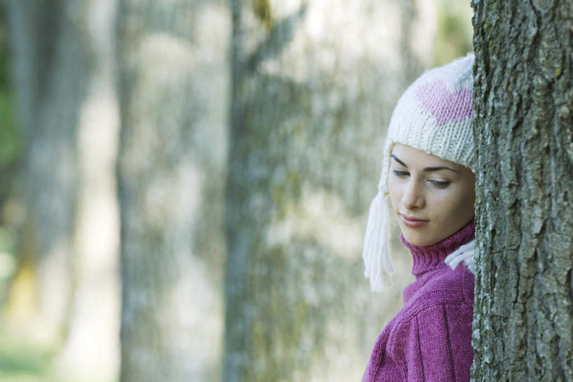 东方人,一个人,闭眼,横图,室外,白天,侧面,毛衣,树林,植物,帽子,亚洲,仅一个年轻女性,仅一个女性,仅一个人,阴影,光线,影子,依靠,注视,黄种人,树,树干,树木,紫色,白色,阳光,自然,低头,看,靠,靠着,倚靠,遮,生长,晴朗,成长,绒线帽,遮挡,种族,遮盖,遮蔽,年轻女性,女人,女性,亚洲人,闭眼睛,闭着眼,闭着眼睛,半身,彩图,绒衣,套衫,套头毛衣,线衣