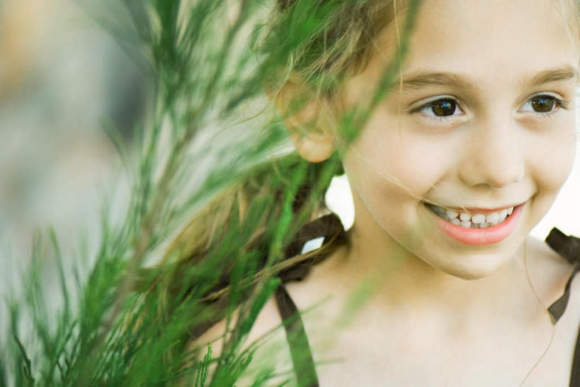 西方人,儿童,一个人,笑,微笑,露齿笑,横图,室内,特写,白天,正面,裙子,纯洁,植物,欧洲,欧洲人,仅一个女性,仅一个人,连衣裙,注视,草,小孩,绿色,看,仅一个小孩,可爱,童年,童趣,半身裙,吊带裙,种族,童真,烂漫,无邪,天真,女孩,女人,女性,白种人,孩子,脸部,半身,彩图,女生